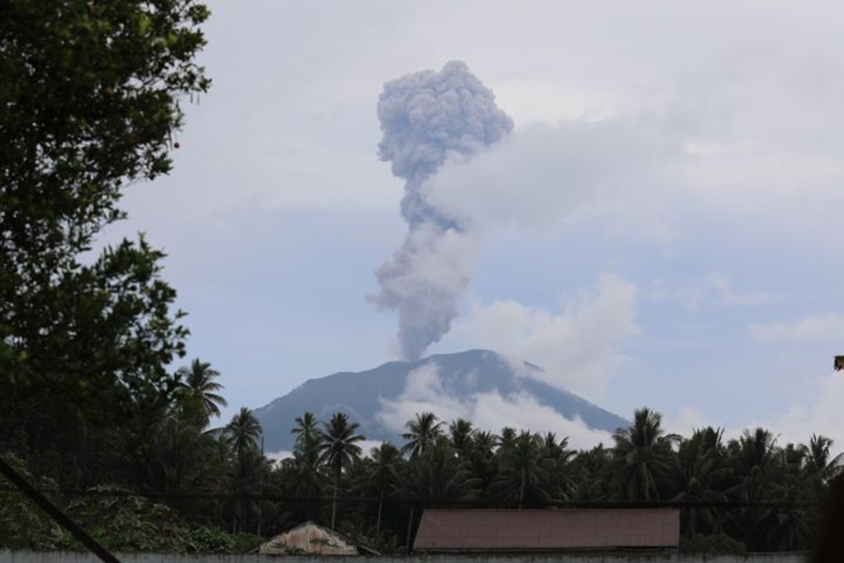 Gunung Ibu dan Dukono Semburkan Abu Vulkanik Bersamaan, Warga Halmahera Diminta Waspadai Jarak Pandang