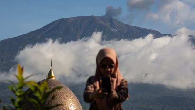 Gunung Marapi Semburkan Asap Kawah 400 Meter, Warga Bantaran Sungai di Agam dan Tanah Datar Diminta Waspada Lahar Dingin