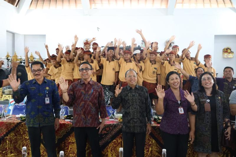 Gubernur Bali Wayan Koster Sambangi SMPN 13 Denpasar, Bantu Penataan Halaman hingga Lab IPA