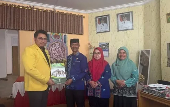 Pemkab Konawe Serahkan SK Beasiswa Perdana untuk Mahasiswa Universitas Mandala Waluya