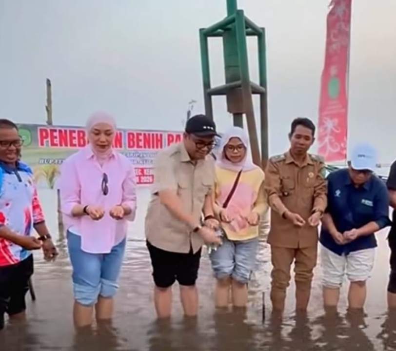 Bupati Kukar Tebar 1 Ton Benih Padi di Danau Semayang, Petani Sebut Pola Tanam Era 1997