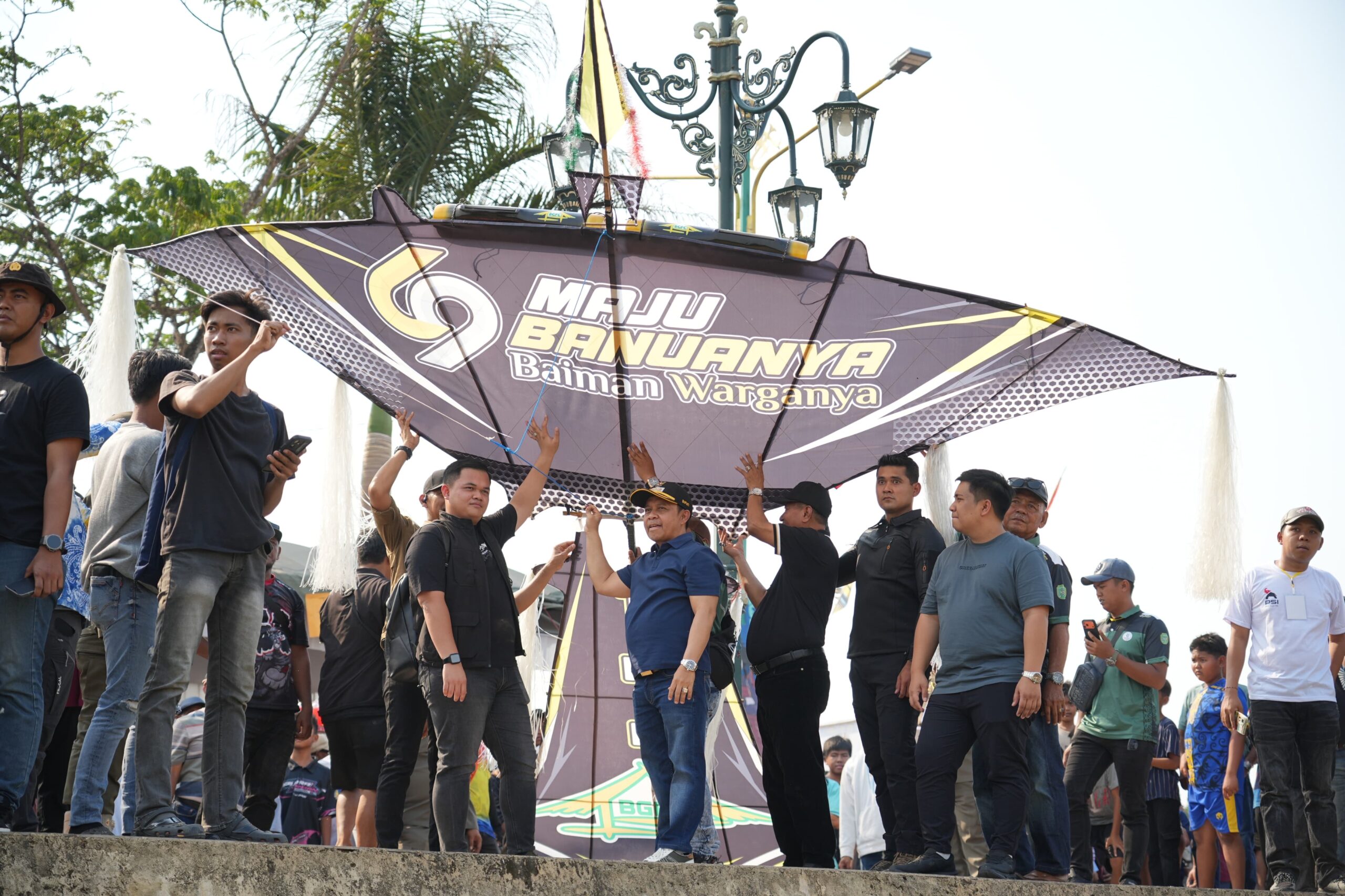 Lebih 10 Ribu Pengunjung Padati Dandang Kite Festival Tapin, 1.500 Peserta Terdaftar dari Berbagai Daerah Kalsel
