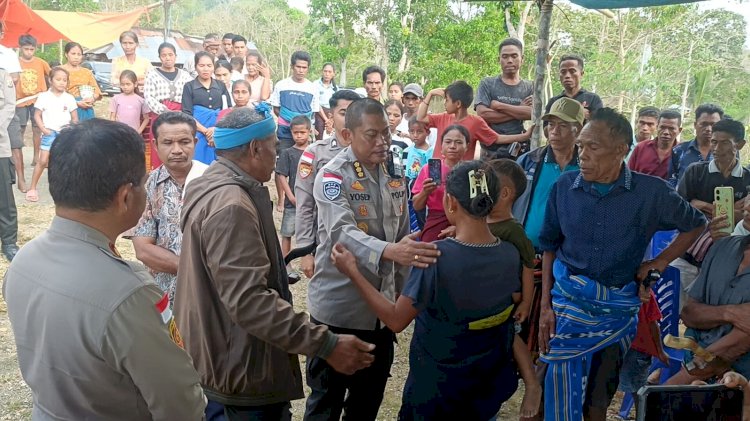Kabid TIK Polda NTT dan Kapolres Sumba Barat Melayat ke Rumah Duka Jowa Tana, Serahkan Kerbau hingga 5.000 Liter Air Bersih