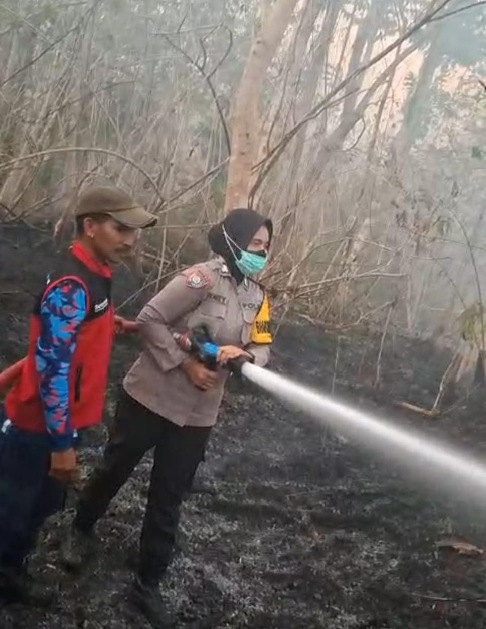 Brigpol Wanty Katayane Bersama Damkar dan Warga Padamkan Kebakaran 2 Hektare Lahan di Salas SBT
