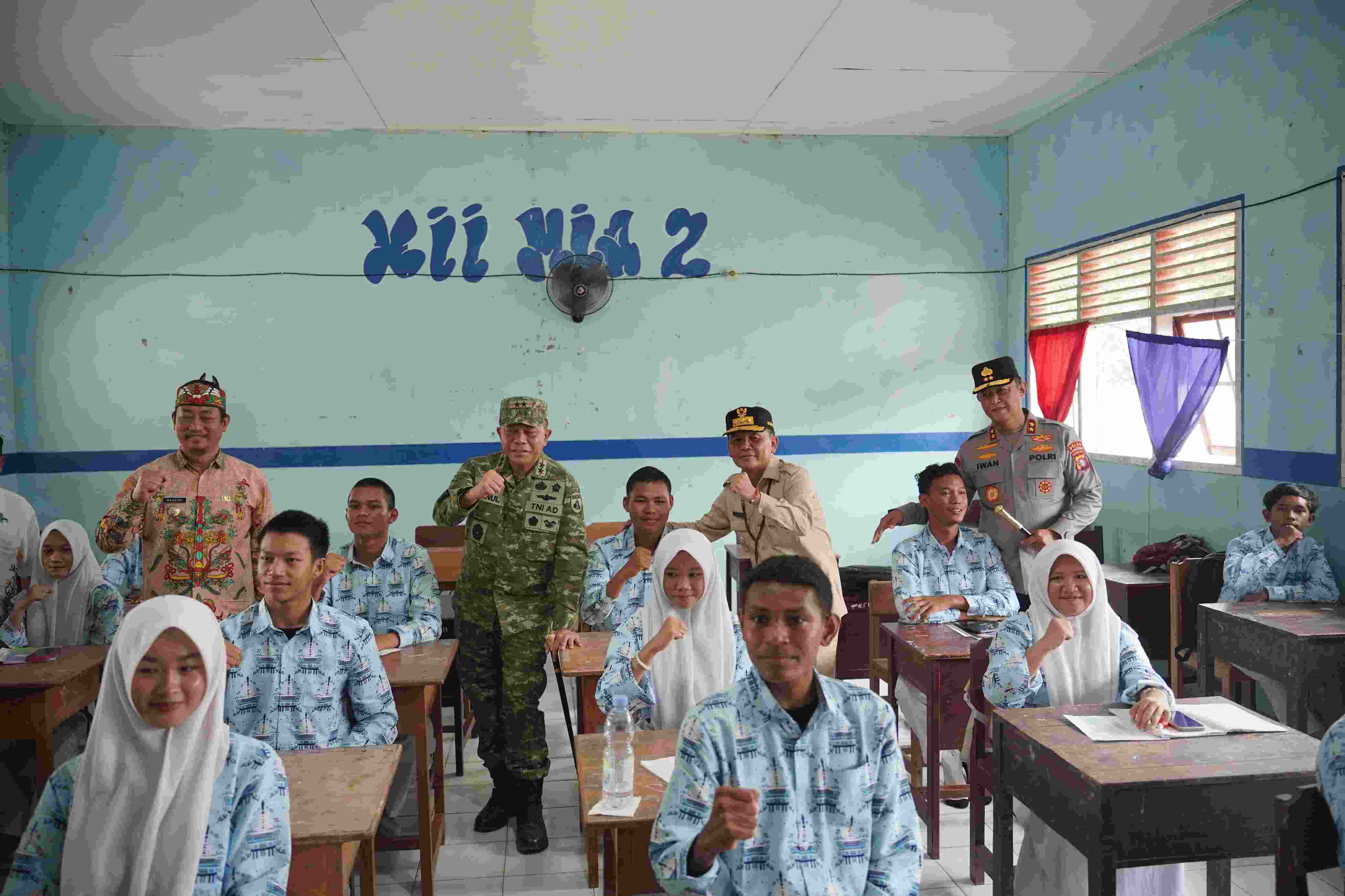 Gubernur, Kapolda, dan Pangdam Kalteng Kunjungi SMAN 1 Balai Riam di Perbatasan, Bawa Pesan Penguatan Pendidikan