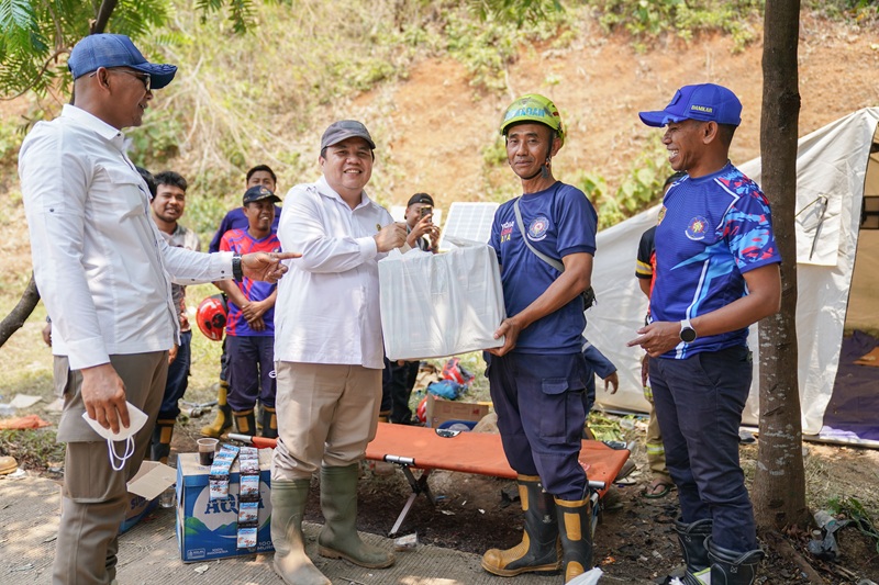 DPRD Kota Bogor Beri Bantuan Logistik ke Relawan TPAS Galuga yang Siaga 10 Hari Cegah Kebakaran Meluas