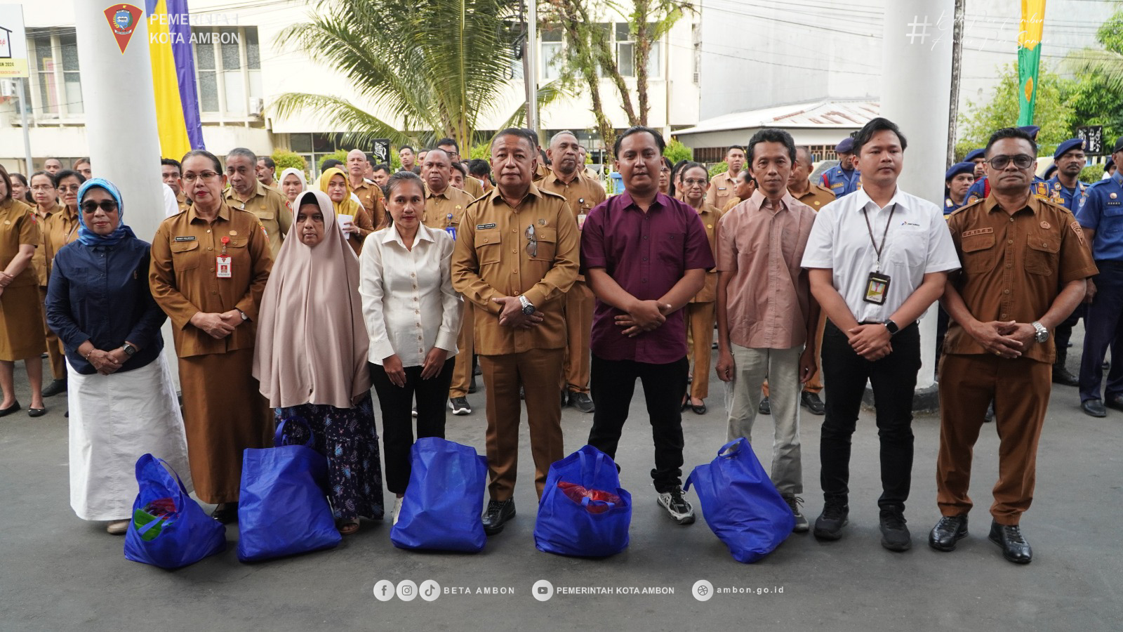 Pertamina Wayame Salurkan 37 Paket Sembako dan Alat P3K untuk Warga Korban Kebakaran Batumerah