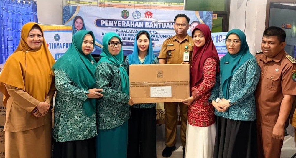 TP PKK Nunukan Serahkan Bantuan Alat Produksi ke 11 Kelompok UP2K di Nunukan Selatan