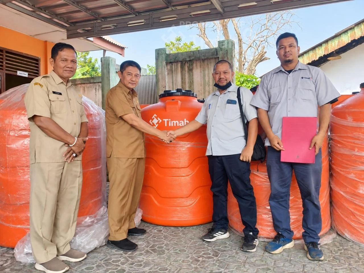 PT TIMAH dan BPBD Bangka Barat Kerahkan 15 Tangki Air Bersih untuk Warga Terdampak Kekeringan