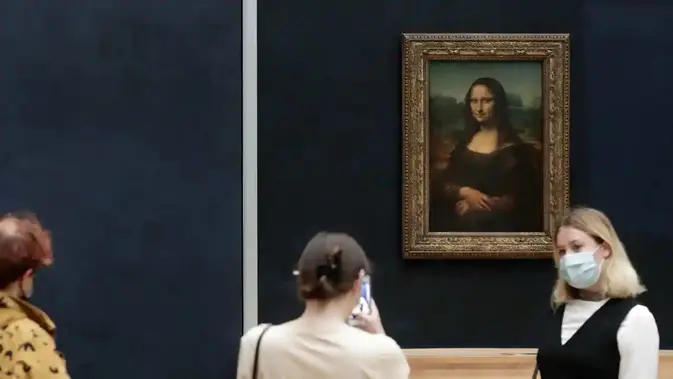 Dua Wisatawan Jerman Tempel Lukisan di Ruang Mona Lisa Louvre