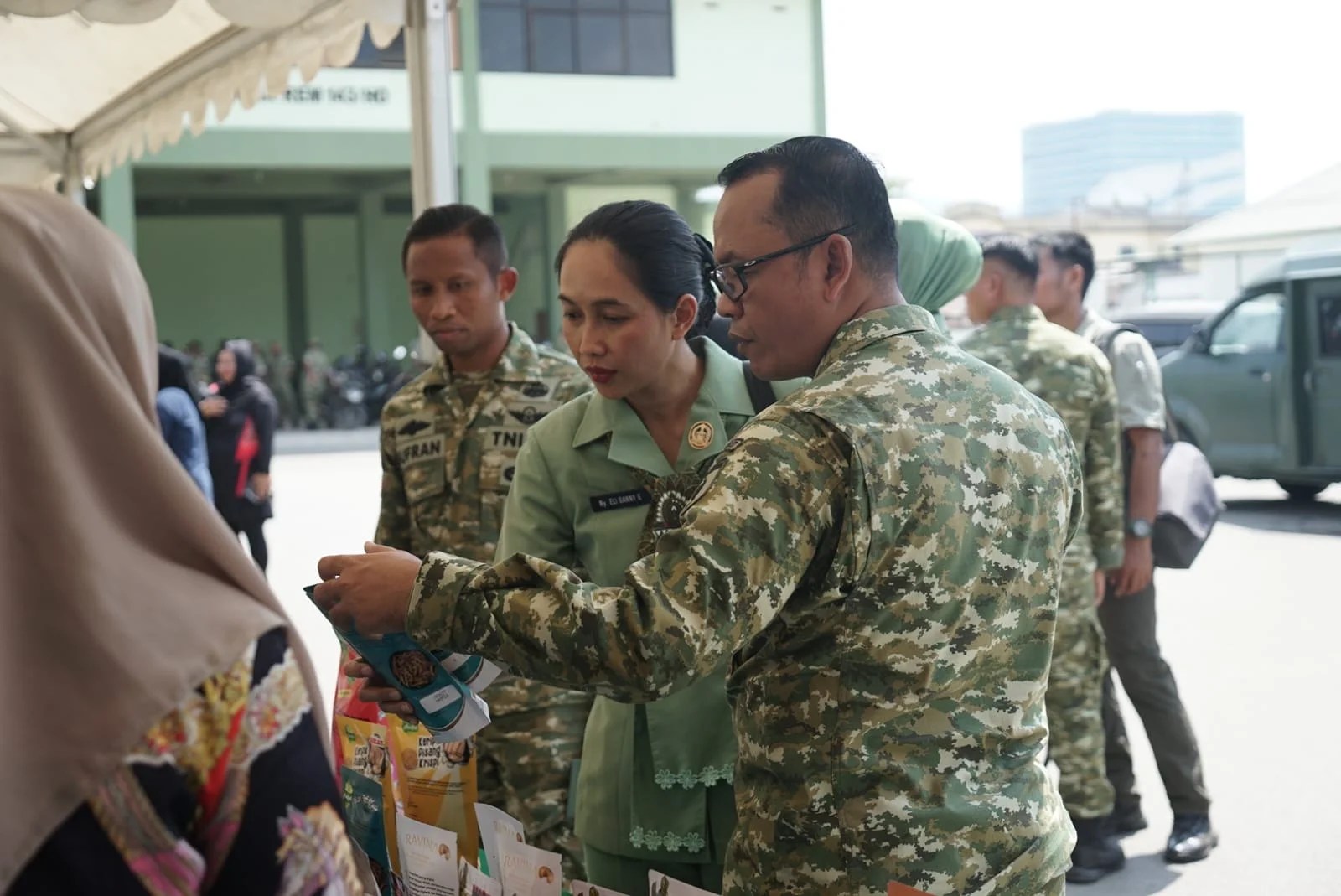 Kodim 1417/Kendari Gelar Bazar Murah di Makorem 143/Haluoleo Sambut HUT ke-81 TNI