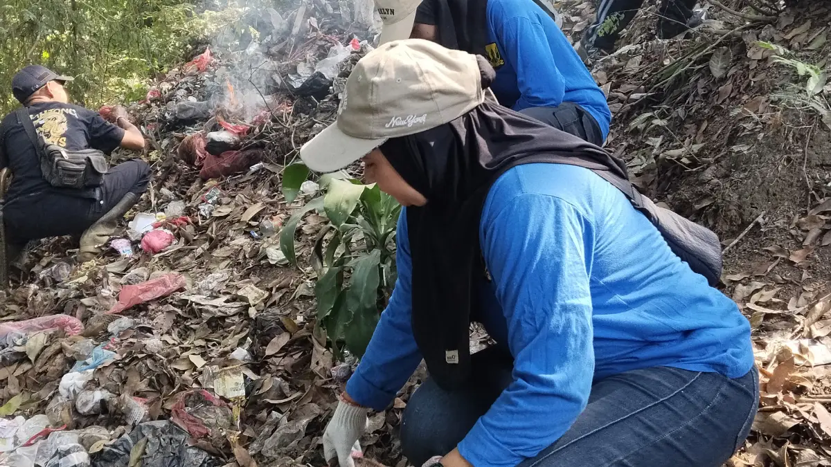 Warga Kabandungan Temukan 14 Titik Sampah di Gunung Kendeng Sukabumi, Karung Cangkang Durian hingga Pampers