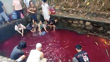 Kolam di Gunung Sindur Berubah Merah Pekat, Warga Sempat Berebut Ambil Air