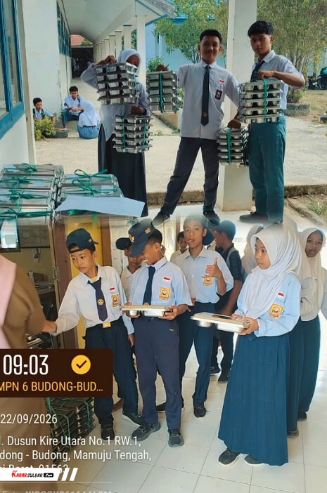 Siswa Mamuju Tengah Berebut Bantu Bagikan Nampan MBG dari SPPG Lumu, Piring Kosong Jadi Bukti Kepuasan