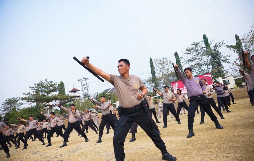 Polres Lampung Utara Latih 100 Personel Penggunaan Tongkat Polri, Wakapolres Kompol Talen Hapis Pimpin Langsung