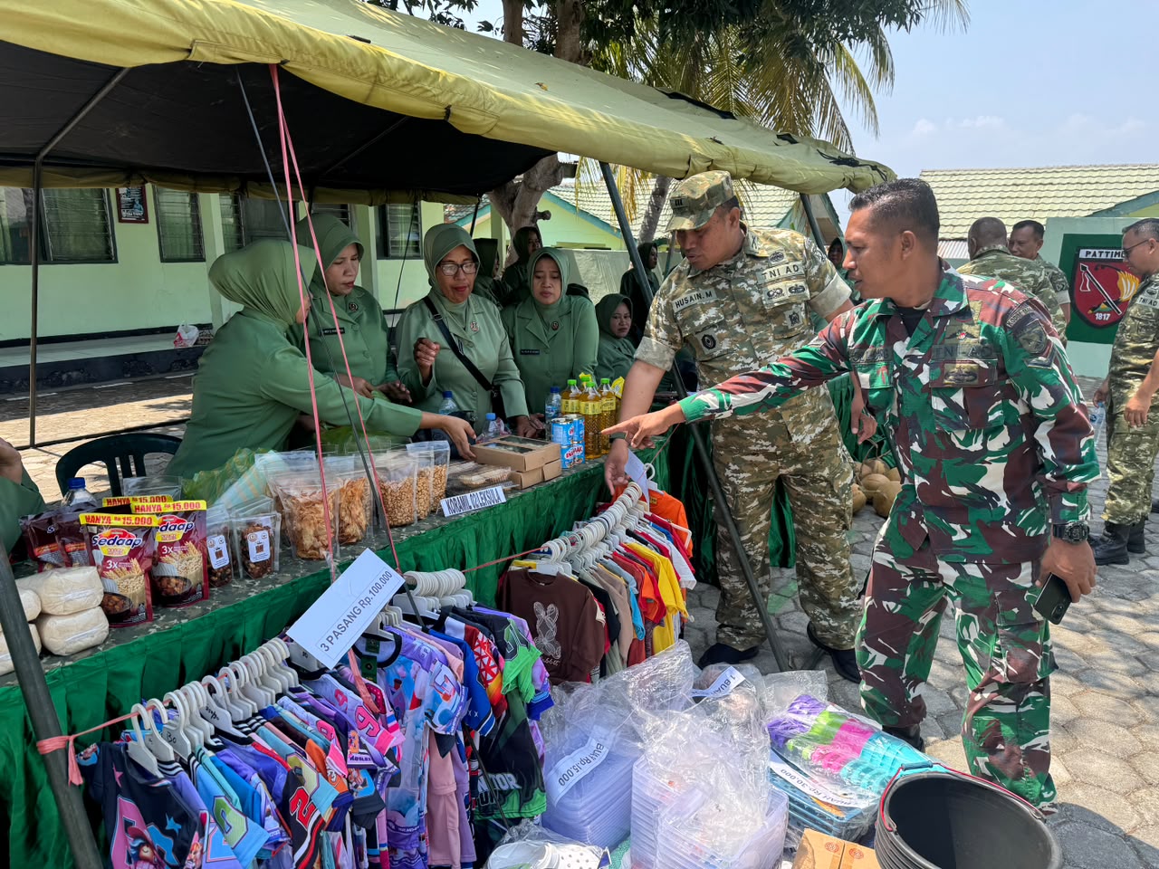 Kodim 1506/Namlea Gelar Bazar Murah Sambut HUT ke-81 TNI, Warga Buru Serbu Kebutuhan Pokok