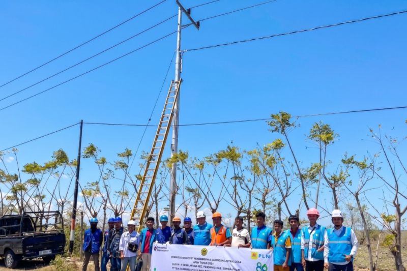 PLN Uji Jaringan Listrik 1,2 Km di Pedalaman Sumba Timur Sebelum Menyalakan Dusun V Laindeha