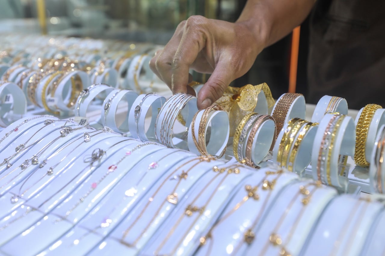 Harga Emas Perhiasan Lakuemas Turun ke Rp2,235 Juta per Gram