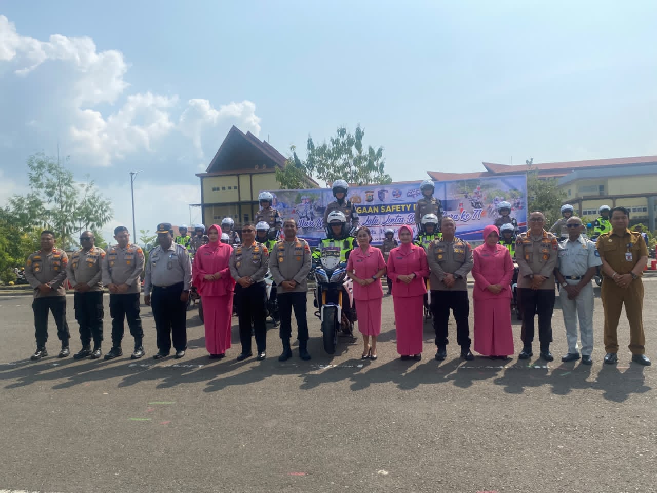 Ditlantas Polda Papua Barat Gelar Peragaan Safety Riding di Mapolda Maripi, Sambut HUT Lantas Bhayangkara ke-71