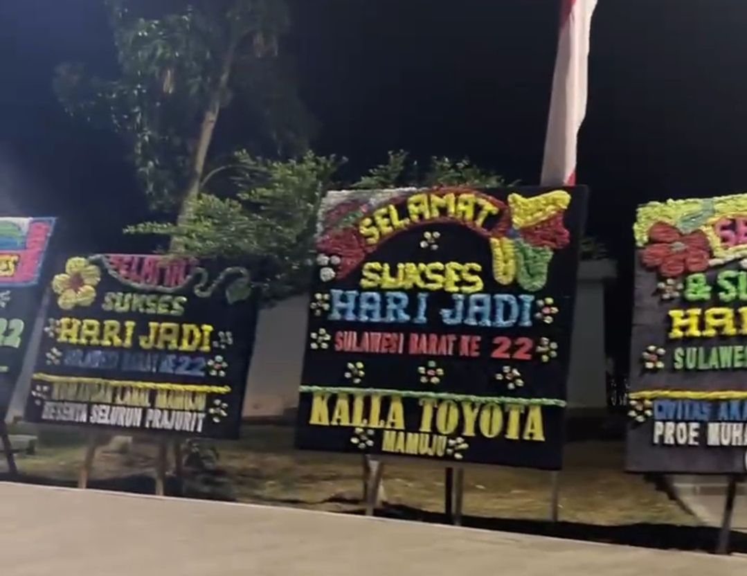 Jelang HUT Ke-22 Sulawesi Barat, Papan Ucapan Mulai Penuhi Kawasan Kantor Gubernur di Mamuju