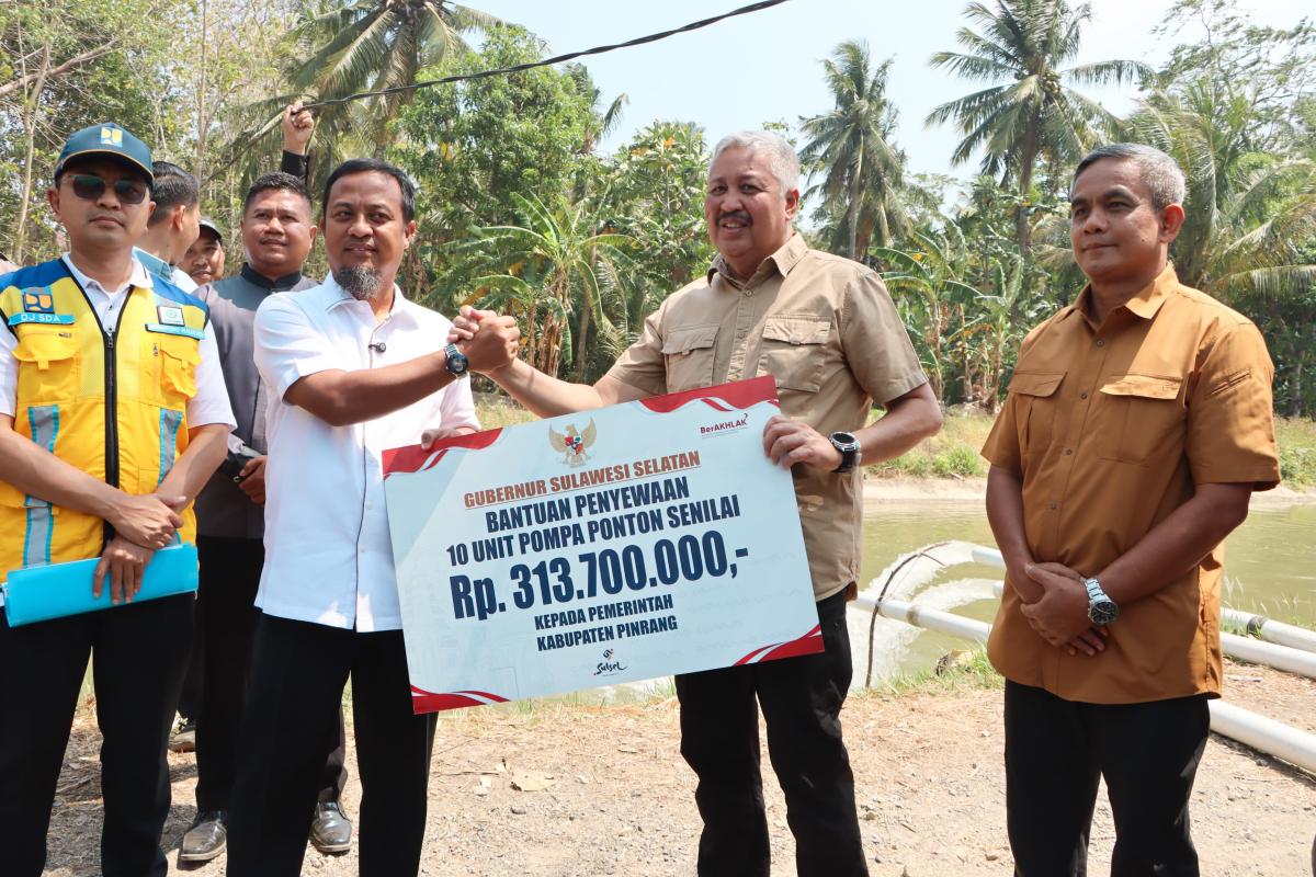 Gubernur Sulsel Tinjau Pompanisasi Sungai Saddang di Pinrang, Bantuan 10 Pompa Alcon hingga Sumur Bor Diserahkan