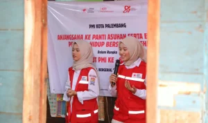 Ketua PMI Palembang Dewi Sastrani Kunjungi Panti Asuhan Yunda Rizki, Serahkan Sembako dan Uang Tunai