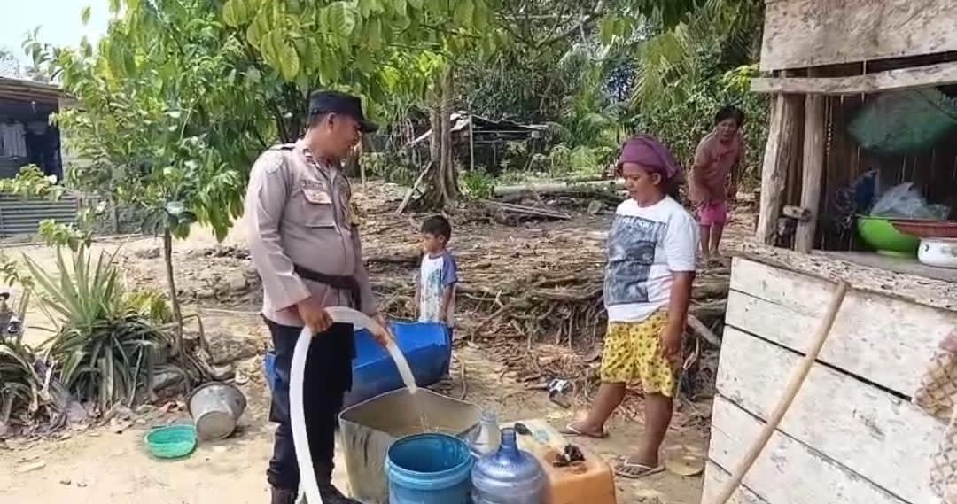 Bhabinkamtibmas Desa Ranggi Asam Salurkan Air Bersih ke Warga Bangka Barat yang Kekeringan
