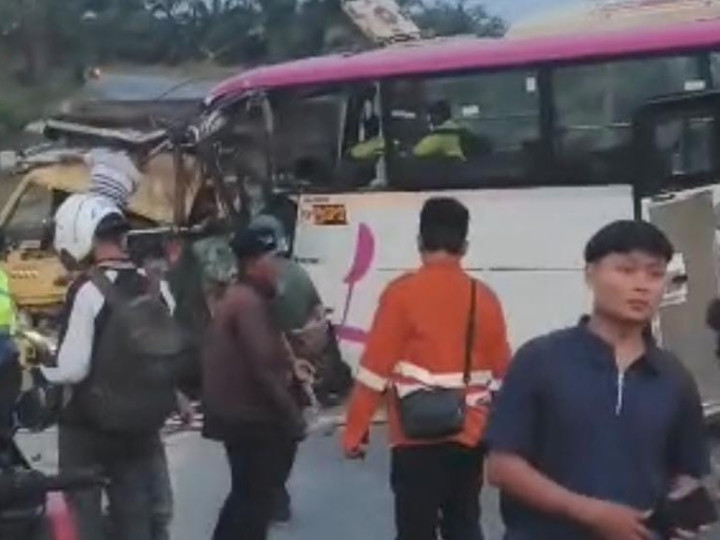 Bus Tambang Adu Banteng dengan Truk di Poros Bontang-Samarinda, Sopir Terjepit hingga Dievakuasi Warga