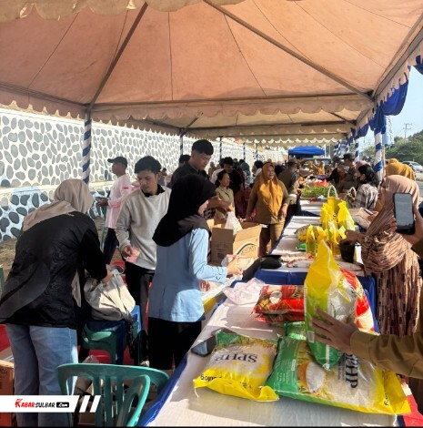 HUT Sulbar ke-22, Bulog Mamuju Gelar Pangan Murah di Kantor Gubernur, Ratusan Warga Serbu Stan Beras SPHP
