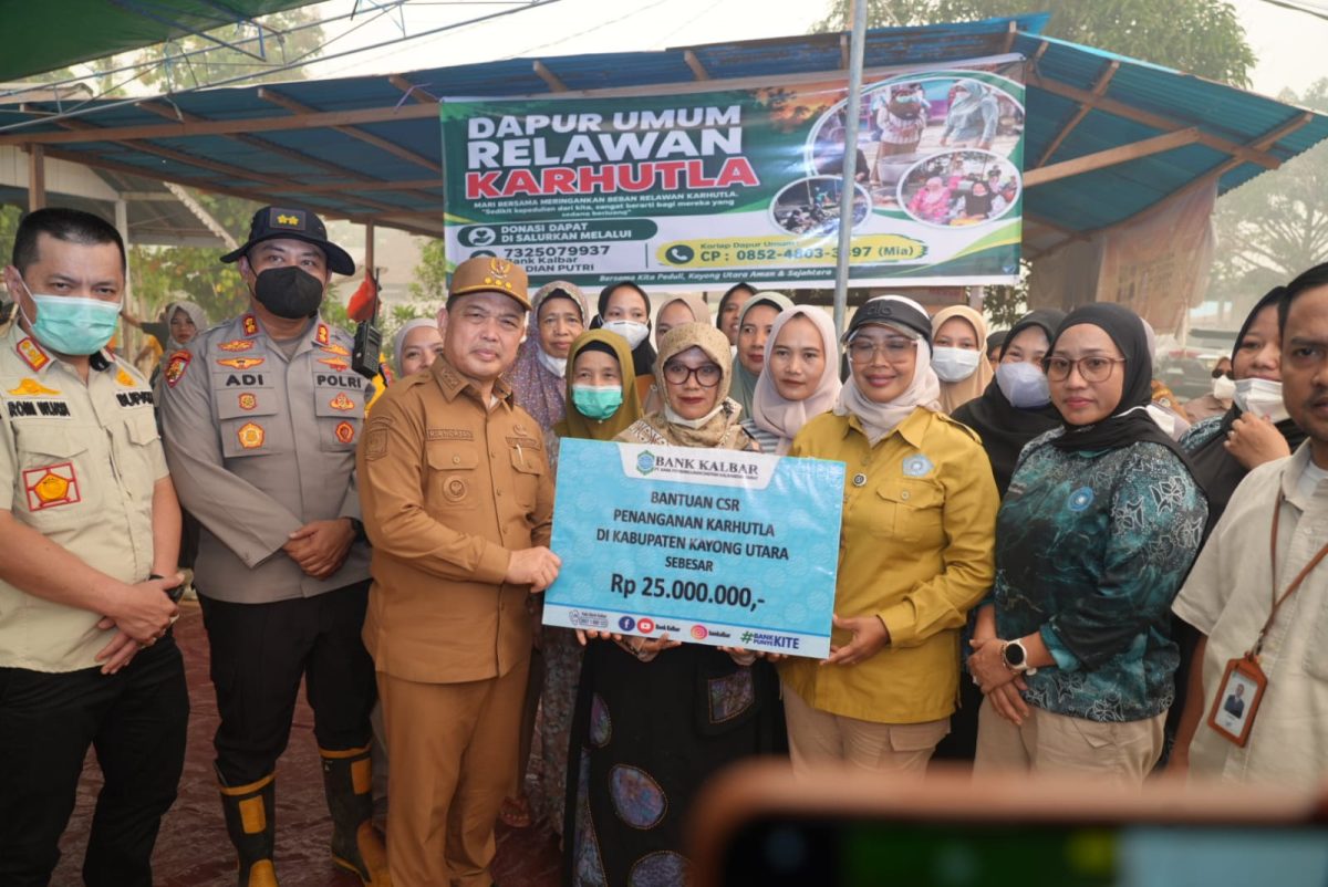 Gubernur Kalbar Ria Norsan Serahkan Rp 50 Juta dan 250 Kg Beras untuk Dua Dapur Umum Relawan Karhutla di Kayong Utara