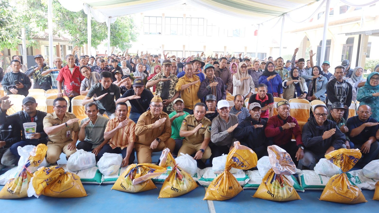 Pemkab Kuningan Luncurkan Gembol, 300 Petani Ubi Jalar Terima Bantuan Pupuk
