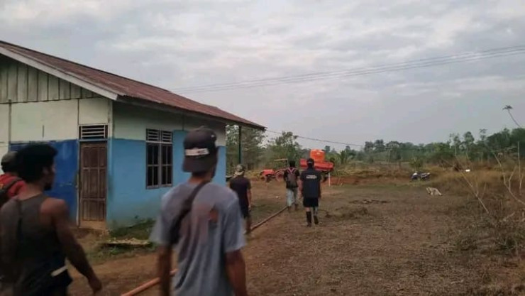 Tim Ekspedisi Patriot UGM Bersama Warga dan Aparat Padamkan Karhutla di Elikobel Merauke