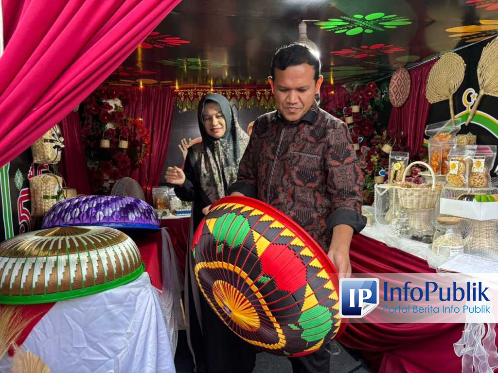 Wagub Aceh Dek Fadh Belanja Mi Caluk hingga Salak Tangse di Expo UMKM Pidie