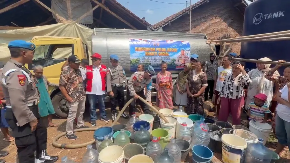 Bidpropam Polda Jateng Kirim 25.000 Liter Air Bersih ke Warga Desa Kuta Pemalang yang Kekeringan