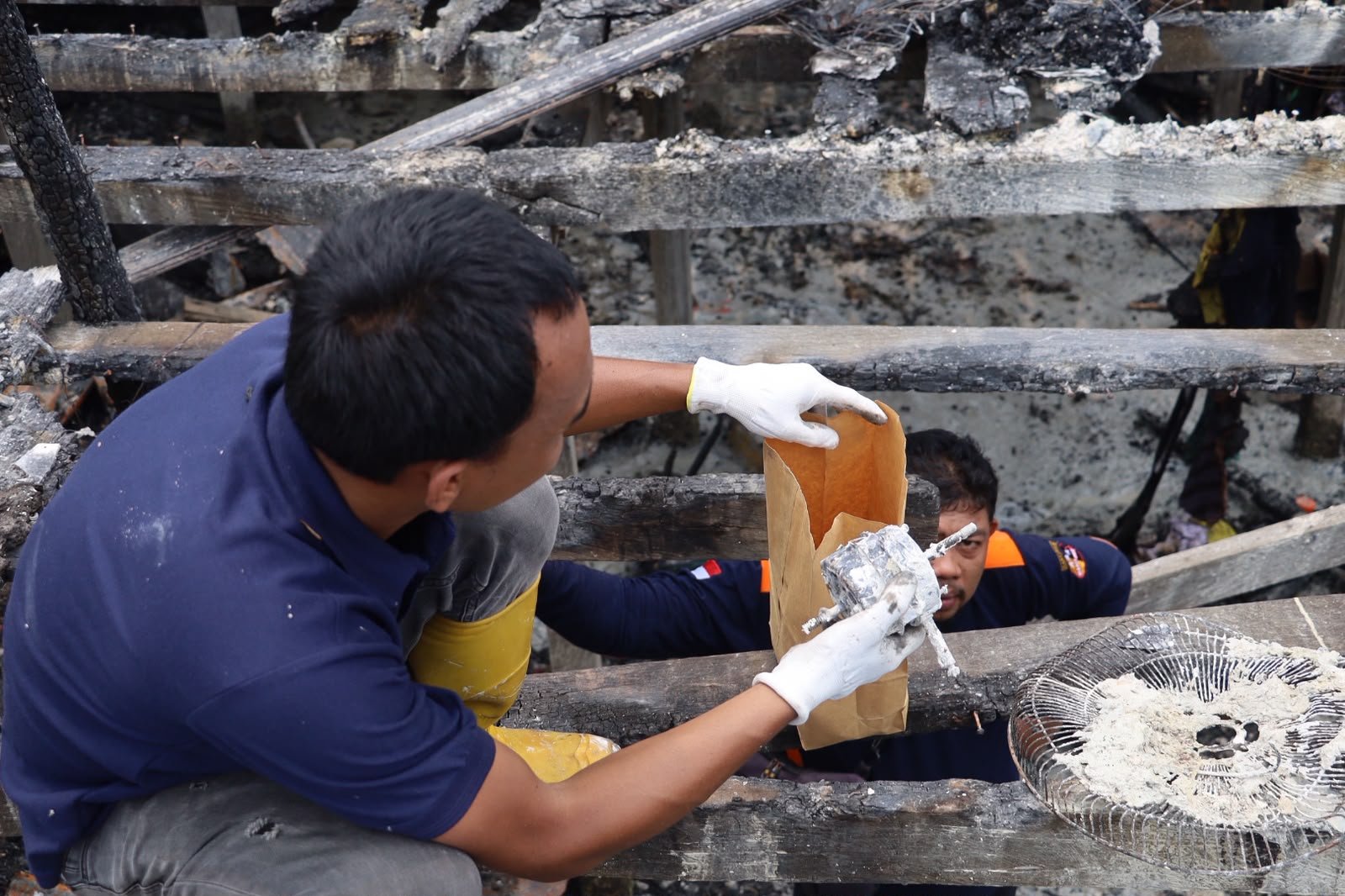 Polres Tarakan Olah TKP Kebakaran Rumah Panggung di Karang Rejo, Api Diduga Berasal dari Tungku Kayu Bakar