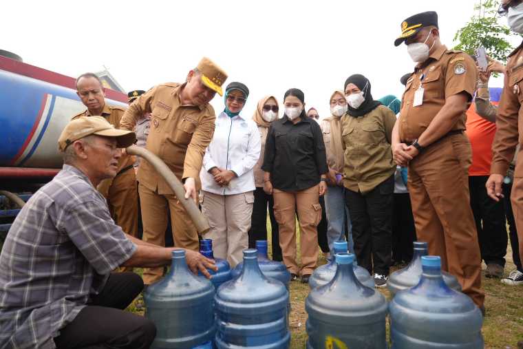 Gubernur Kalbar Ria Norsan Salurkan Air Bersih dan 1.000 Paket Sembako Murah Rp50 Ribu di Ketapang