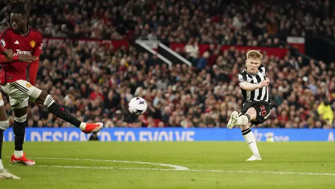 Lewis Hall Tolak Manchester United dan Pilih Bertahan di Newcastle