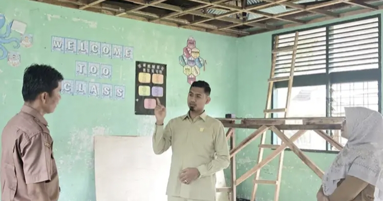 Ketua DPRD Pariaman Muhajir Muslim Soroti Jalan MAN dan Atap SMPN 6 yang Belasan Tahun Terabaikan