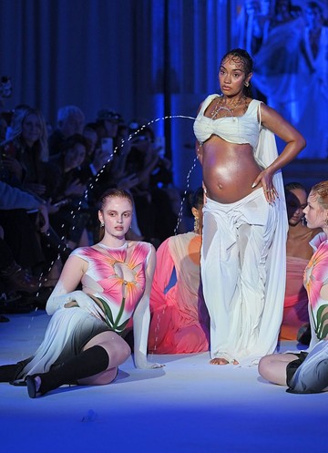 Gaya Leigh-Anne Pinnock di London Fashion Week Picu Debat Soal ASI