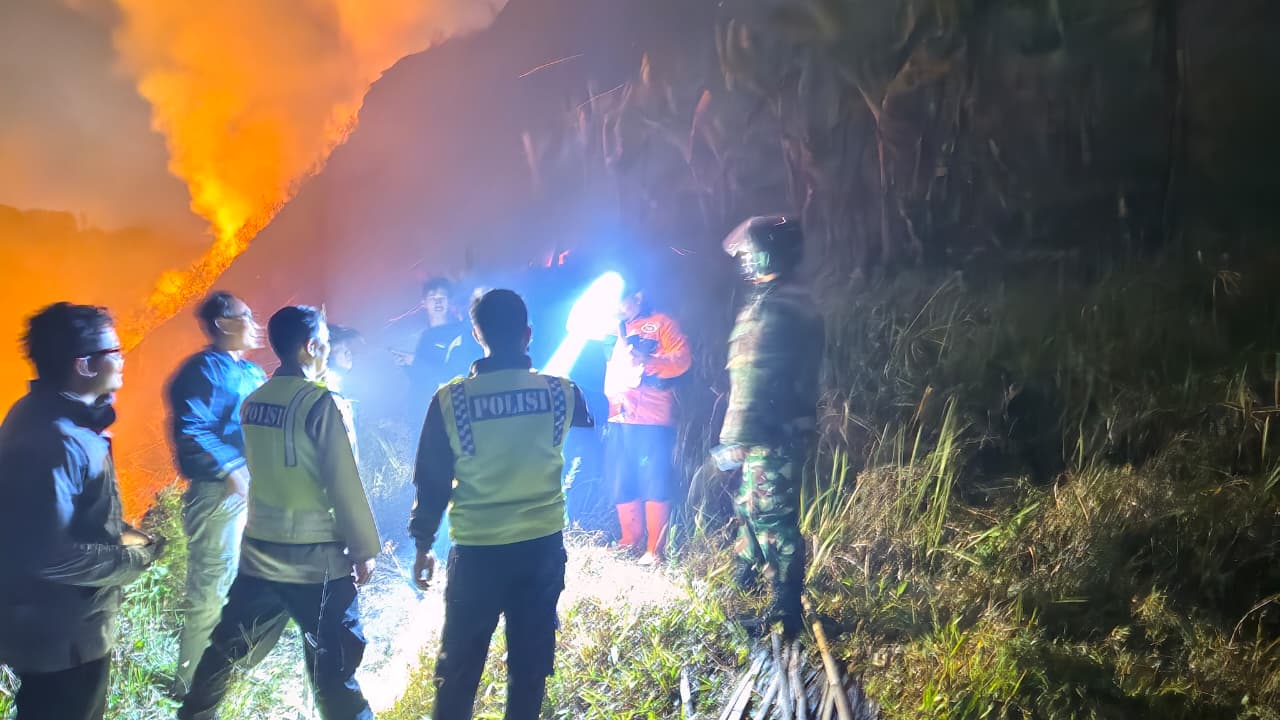 Polsek Bumijawa Cegah Api Merembet ke Hutan Pinus, Kendala Tebing Terjal Tanpa Akses Jalan
