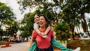 8 Tanda Orang Tua Terlalu Bergantung pada Anak secara Emosional