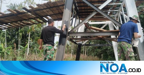 Babinsa Kodim 0108/Agara dan Warga Cat Tiang Pylon Jembatan Gantung Perintis Aceh Tenggara