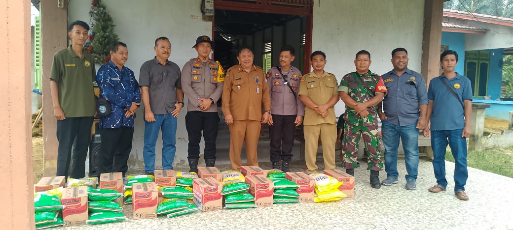 Koramil Mempawah Hulu Bersama Forkopincam Salurkan Sembako untuk Warga Landak Korban Angin Puting Beliung