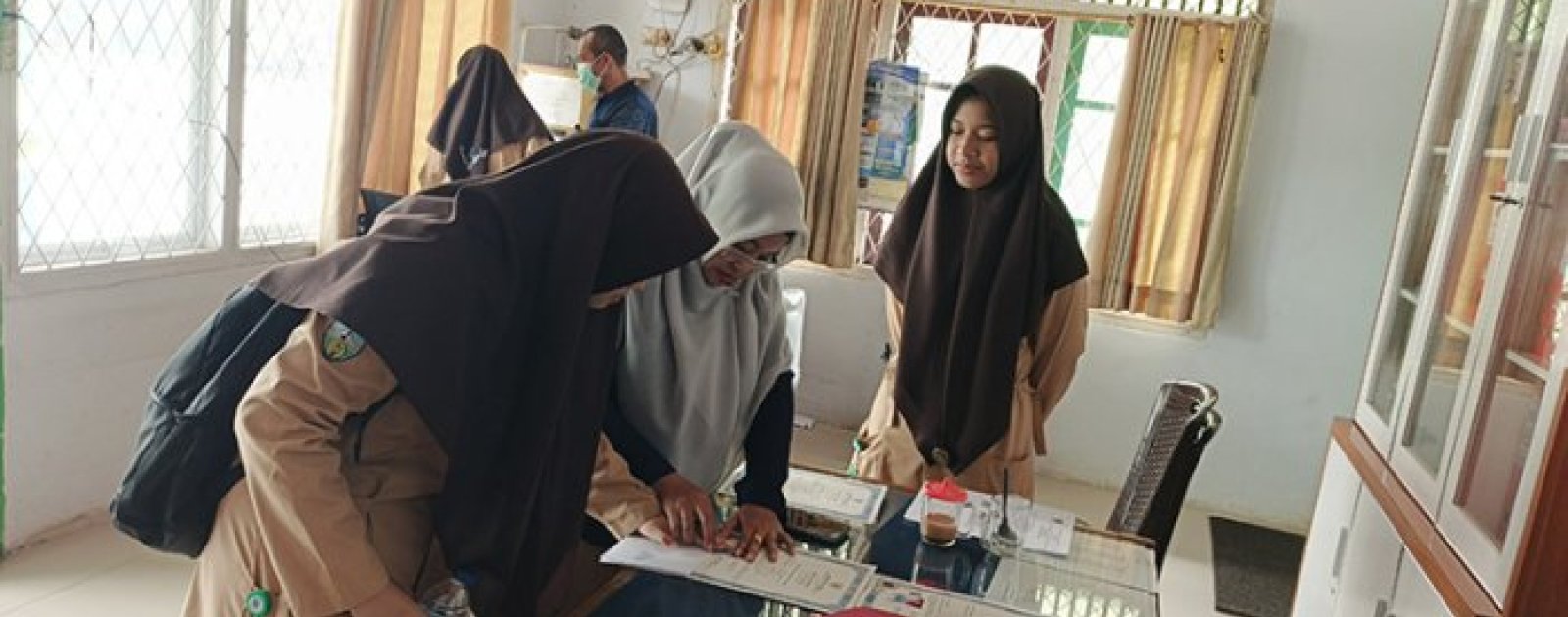 Sidik Jari Ijazah Alumni MTsN 2 Kota Jambi Dimulai, Kelas 9A Berjalan Tertib di Kantor TU