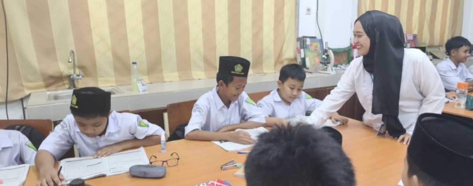 Siswa MTsN 2 Kota Jambi Kembali Belajar Tatap Muka Usai PJJ, Mahasiswa PLP UIN Perdana Mengajar Bahasa Arab