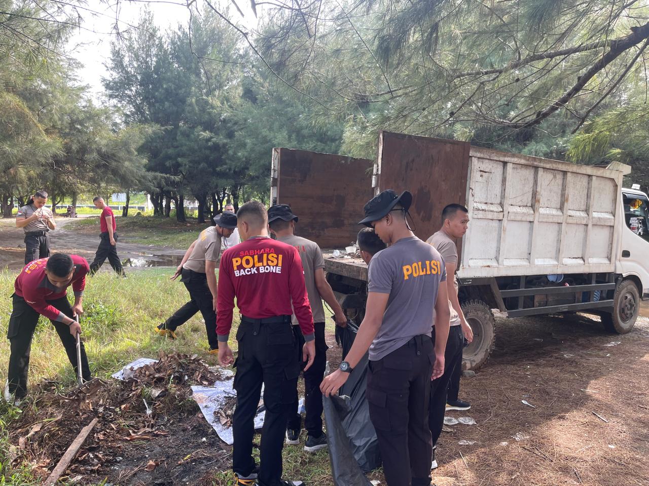 Polda Bengkulu Bersihkan Pantai Berkas, Sampah Diangkut ke TPA Air Sebakul