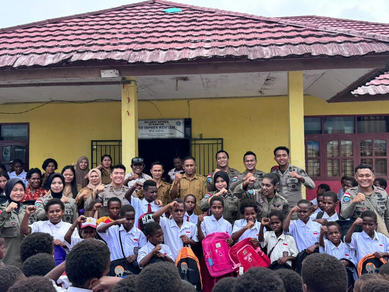 Satgas Damai Cartenz Gelar Bakti Sosial di SD Inpres Kenyam Nduga, Bangun Kedekatan dengan Warga