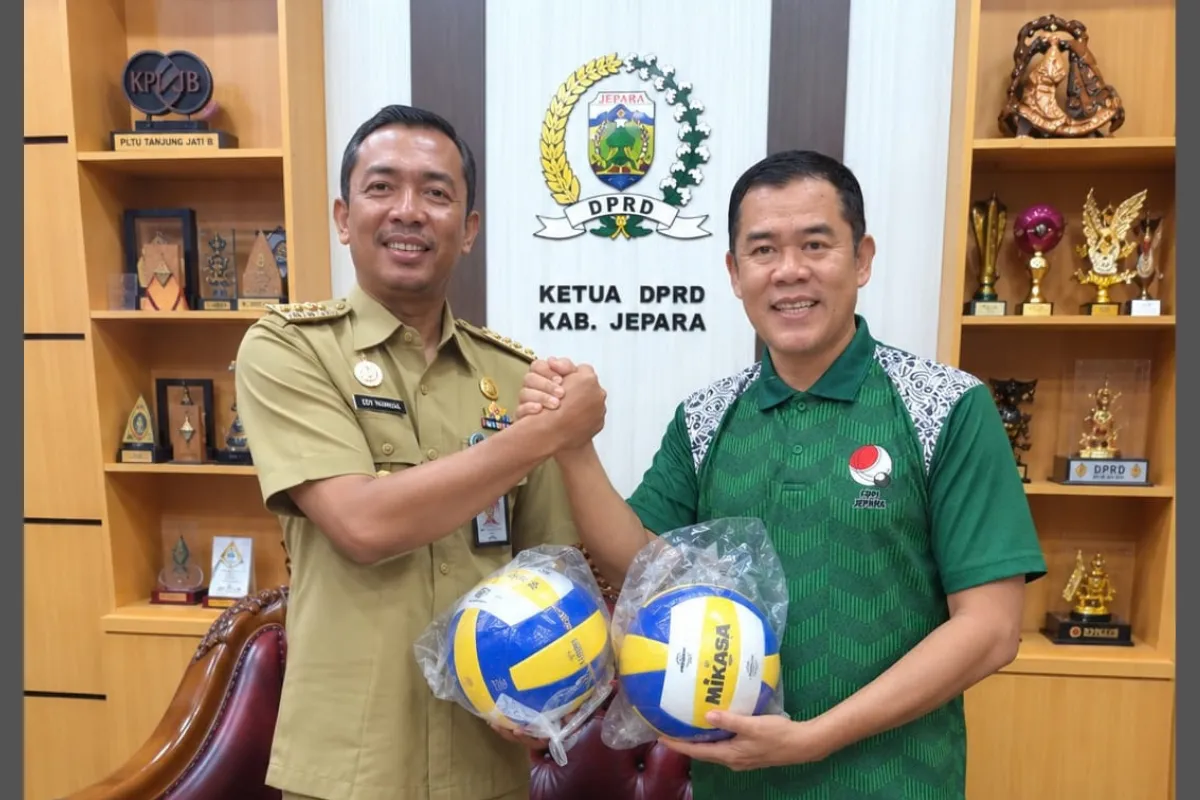 Ketua DPRD Jepara Serahkan Bantuan Bola Voli untuk Pembinaan Atlet Muda Karimunjawa