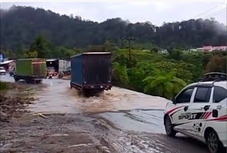 Jalur Solok-Padang Kembali Dibuka Usai Galodo, Kendaraan Melintas Bergantian dengan Sistem Buka-Tutup