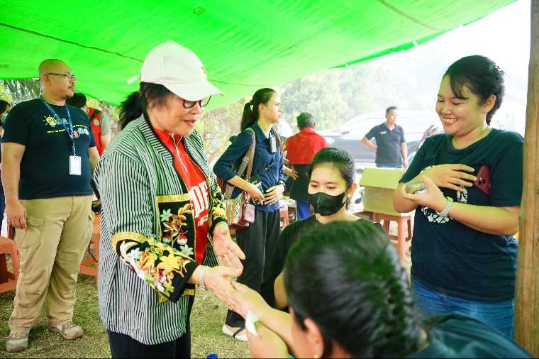 TP PKK Kalbar Salurkan Sembako dan Layanan Kesehatan Gratis untuk Warga Terdampak Karhutla di Kubu Raya